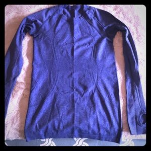 Lululemon size 4 long sleeve crew with thumb holes